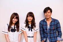 「ソニレコ○○○○TV♪」のMCを務める高山一実、深川麻衣、K（左から）。