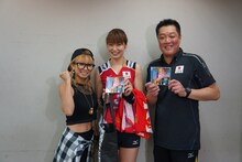 左から倖田來未、木村沙織、眞鍋政義。