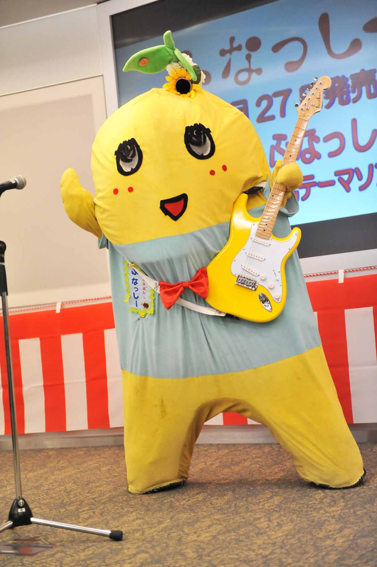「ふな ふな ふなっしー♪ ～ふなっしー公式テーマソング～」を熱唱するふなっしー。