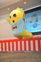 メジャーデビューが決定し喜びを体で表現するふなっしー。