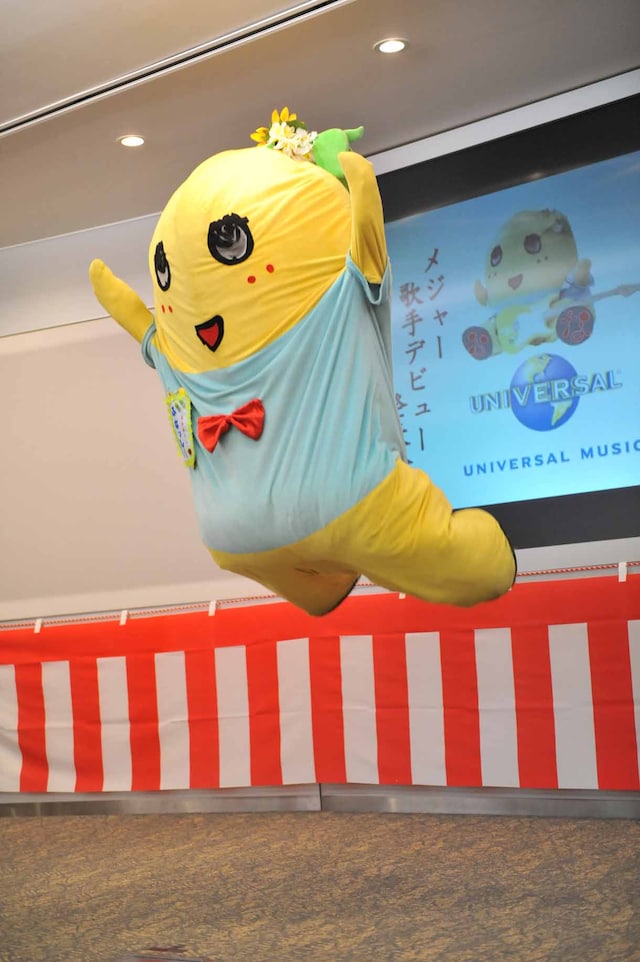 メジャーデビューが決定し喜びを体で表現するふなっしー。