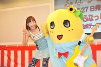 会見のMCを務めたいとうまゆとふなっしー。