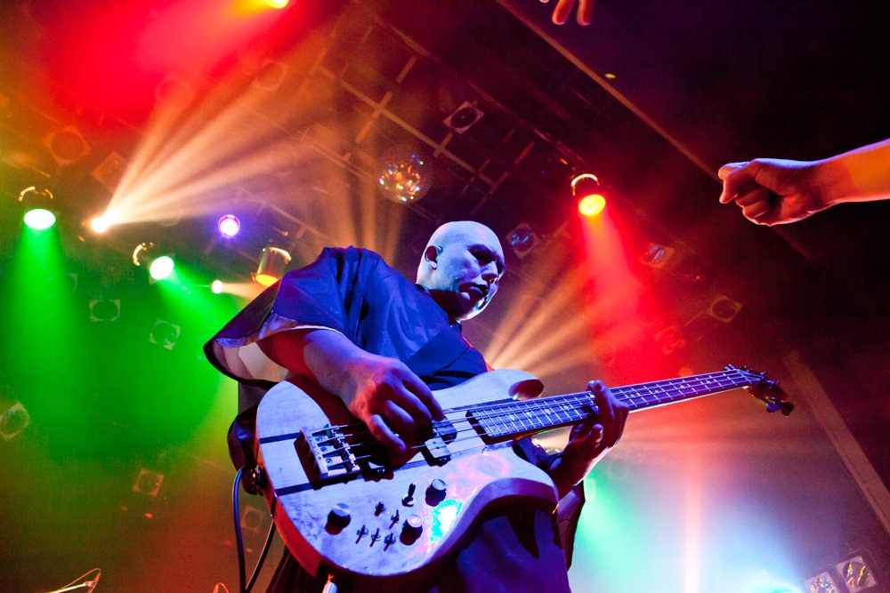 鈴木研一（B, Vo）。 (Photo by KASSAI [3PO DESIGN WORKSHOP])