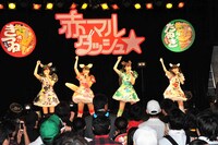 赤マルダッシュ☆による「赤マル 急上昇ダッシュ!!!!」初披露の様子。