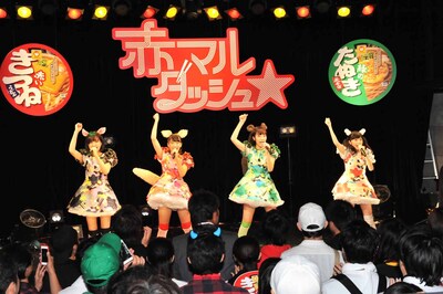 赤マルダッシュ☆による「赤マル 急上昇ダッシュ!!!!」初披露の様子。