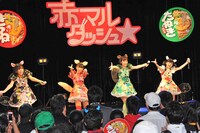 赤マルダッシュ☆による「赤マル 急上昇ダッシュ!!!!」初披露の様子。