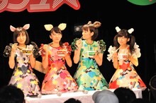 担当のカップ麺を美味しそうに食べる赤マルダッシュ☆。