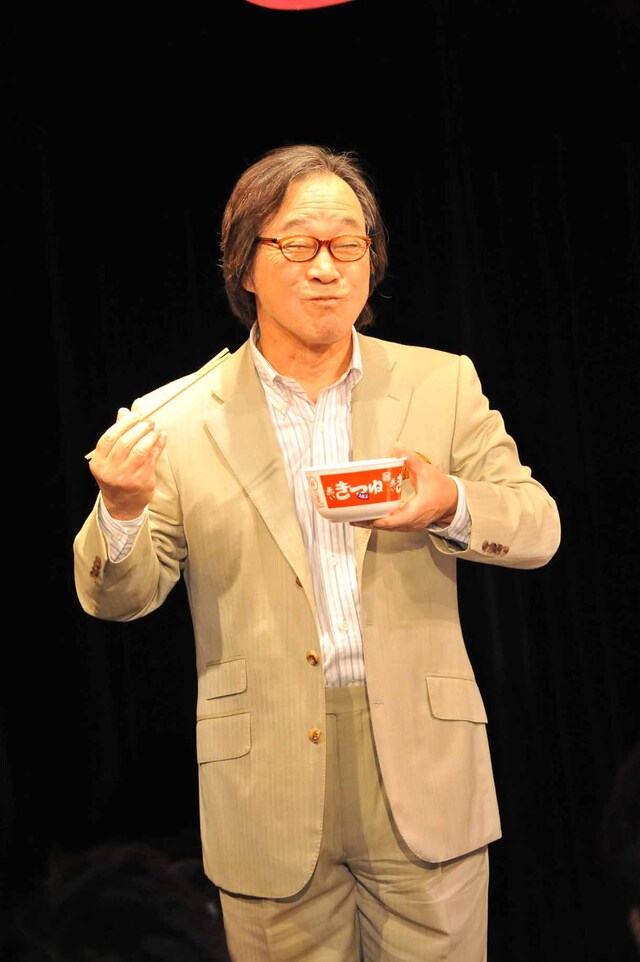 35年CMを担当している武田鉄矢による「赤いきつね」実食の様子。