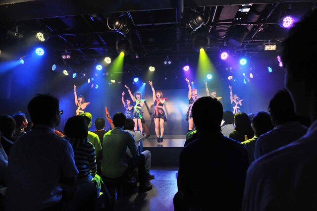 AKIBAカルチャーズ劇場での初ライブを行うアップアップガールズ（仮）。