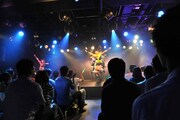 AKIBAカルチャーズ劇場での初ライブを行うアップアップガールズ（仮）。