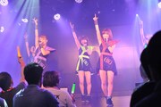 AKIBAカルチャーズ劇場での初ライブを行うアップアップガールズ（仮）。