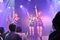 AKIBAカルチャーズ劇場での初ライブを行うアップアップガールズ（仮）。