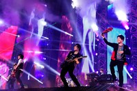 flumpoolの熱演の横で、タオルを回すNON STYLEの井上裕介（写真右）。