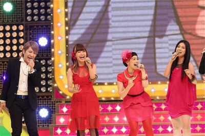 左から小室哲哉、坂本美雨、篠原ともえ、島谷ひとみ。(c)KTV