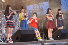 Juice=Juiceの宮本佳林（写真中央）は椅子に座って歌とトークを披露した。