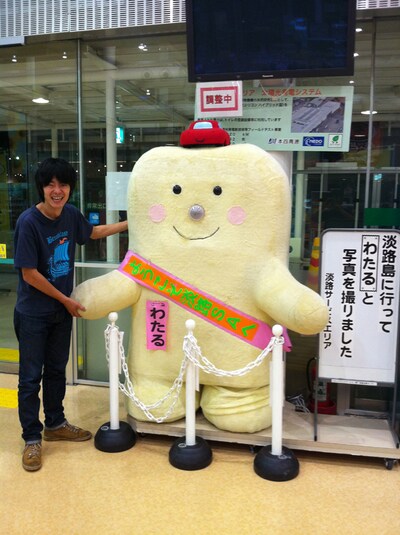 カクバリズム主宰・角張渉（左）。