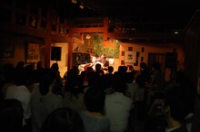 カミナリグモ、東京・下北沢ラ・カーニャ公演の模様。