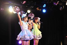 左から都築かな、ハルナ。