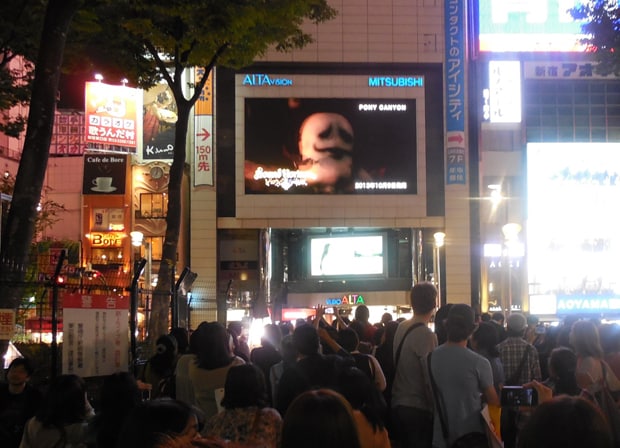 東京・新宿での「朝までハロウィン」PV公開の様子。