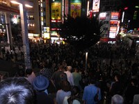 東京・新宿での「朝までハロウィン」PV公開の様子。