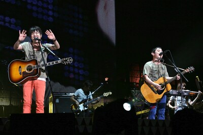 ゆず「YUZU ARENA TOUR 2013 GO LAND」神奈川・横浜アリーナ公演の様子。