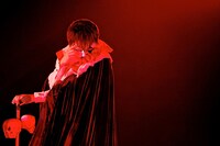 仮面をつけた北川悠仁。