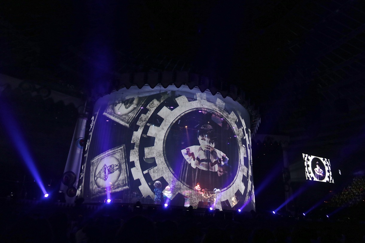 ゆず「YUZU ARENA TOUR 2013 GO LAND」神奈川・横浜アリーナ公演の様子。