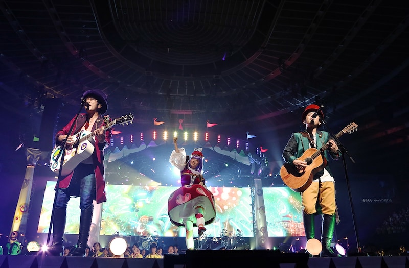 ゆず「YUZU ARENA TOUR 2013 GO LAND」神奈川・横浜アリーナ公演の様子。