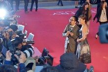 写真撮影に応じる山下敦弘と前田敦子。