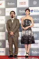 山下敦弘（左）と前田敦子（右）。