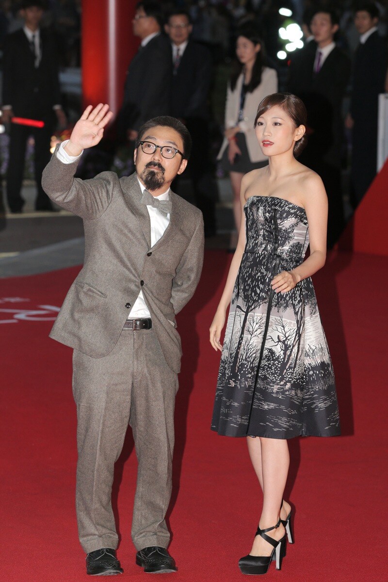 「釜山国際映画祭」オープニングセレモニーに出席した山下敦弘（左）と前田敦子（右）。