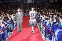 「釜山国際映画祭」オープニングセレモニーでレッドカーペットを歩く山下敦弘（左）と前田敦子（右）。