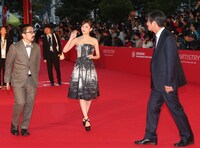 「釜山国際映画祭」オープニングセレモニーでレッドカーペットを歩く山下敦弘と前田敦子。