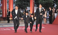 「釜山国際映画祭」オープニングセレモニーに出席した是枝裕和、黄升炫、二宮慶多、福山雅治。 （c）2013「そして父になる」製作委員会 配給：ギャガ