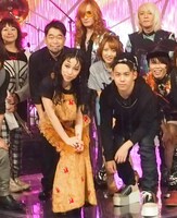 収録後の記念撮影の様子。