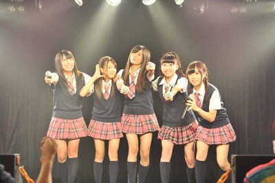 LinQメンバー5名が登場。左から桃咲まゆ、高木悠未、坂井朝香、山木彩乃、姫崎愛未。