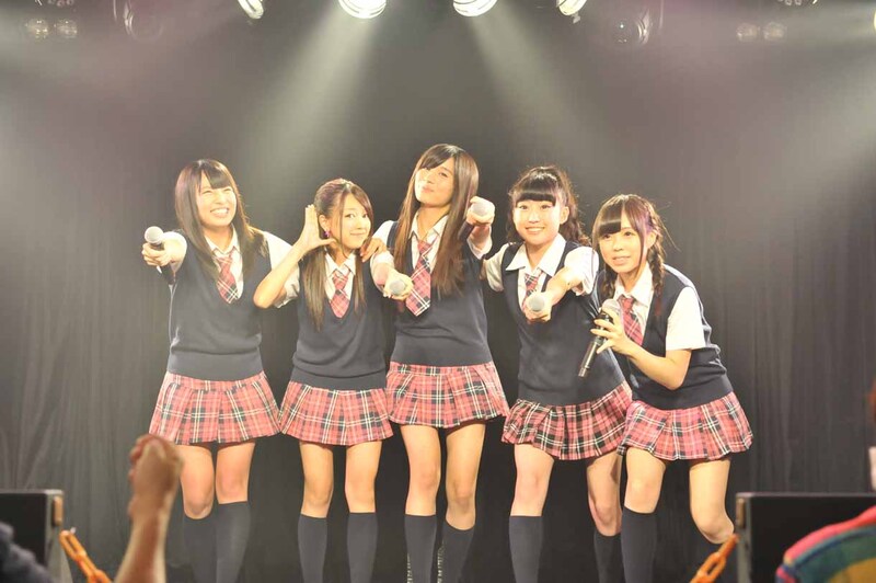 LinQメンバー5名が登場。左から桃咲まゆ、高木悠未、坂井朝香、山木彩乃、姫崎愛未。