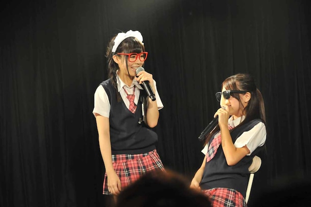 「メイドのアルバイト面接」をテーマにしたコントの様子。