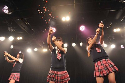 最後にクラッカーを鳴らすメンバーたち。