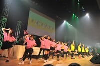 キッズダンサーを交えての「ねぎねぎROCK ～私もお家に連れてって～」歌唱シーン。