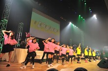 キッズダンサーを交えての「ねぎねぎROCK ～私もお家に連れてって～」歌唱シーン。