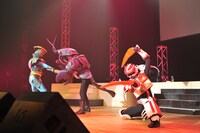 劣勢の超耕21ガッターを救いにきた謎の男・流れ笹次郎（左）。