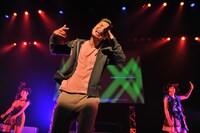 「ナターシア」で見事な即興ラップを披露したSWAMP（中央）。