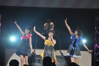 長谷泰宏（ユメトコスメ）を交えての「ネガティヴ・ガールズ！」歌唱シーン。