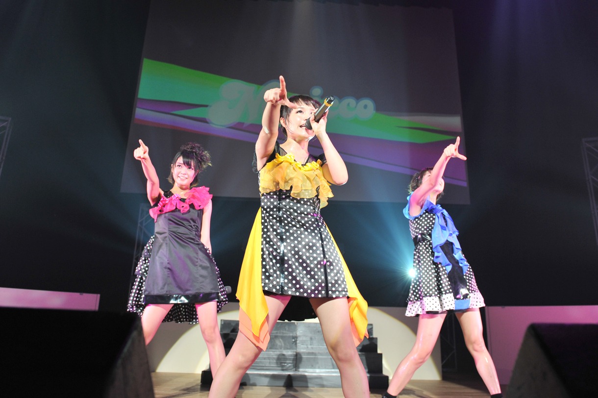 長谷泰宏（ユメトコスメ）を交えての「ネガティヴ・ガールズ！」歌唱シーン。