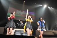 長谷泰宏（ユメトコスメ）を交えての「ネガティヴ・ガールズ！」歌唱シーン。