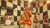 AKB48「ハート・エレキ」ビデオクリップのワンシーン。(c)AKS