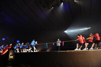 「乃木坂46 秋の大運動会」より、綱引きの様子。