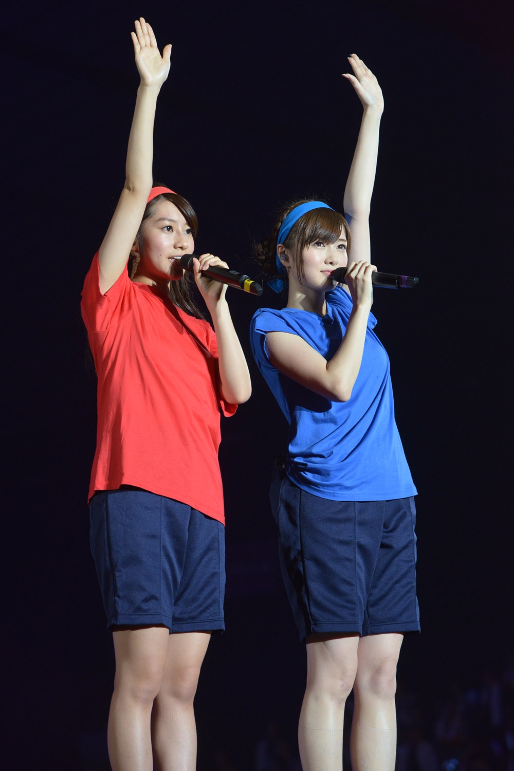 左から桜井玲香、白石麻衣。