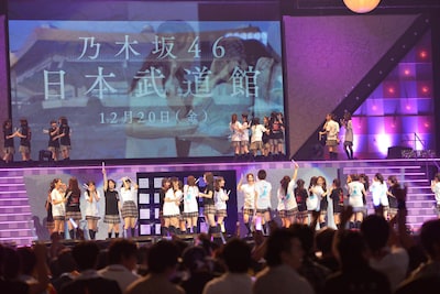 日本武道館公演が発表された直後のステージの様子。